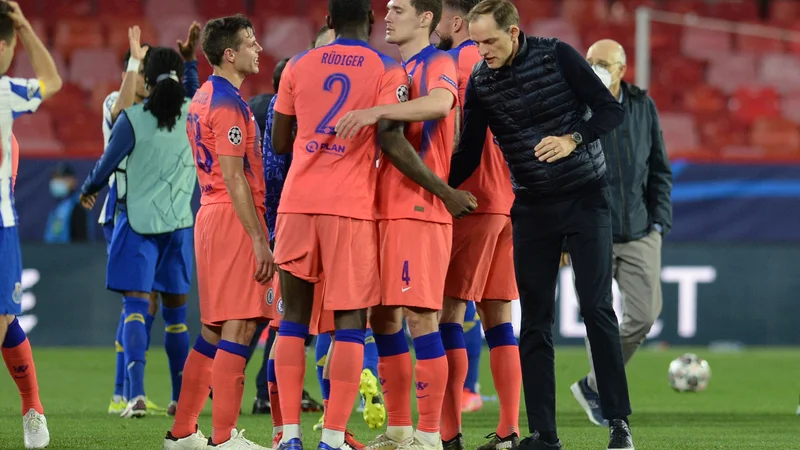 Fotografija: Chelseajev trener Thomas Tuchel iz ozadja preži na priložnost v ligi prvakov. FOTO: Cristina Quicler/AFP