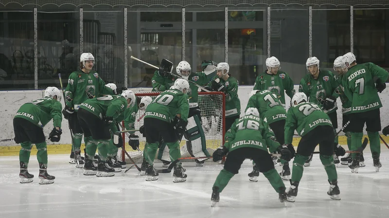 Fotografija: Hokejisti SŽ Olimpije se v naslednji sezoni vračajo v najmočnejše regionalno tekmovanje, v katerem se bo 11. t. m. začel finalni dvoboj Bolzana in KAC. FOTO: Blaž Samec/Delo.