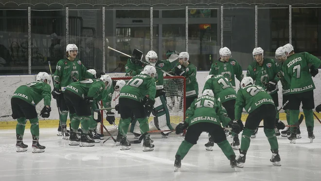 Hokejisti SŽ Olimpije se v naslednji sezoni vračajo v najmočnejše regionalno tekmovanje, v katerem se bo 11. t. m. začel finalni dvoboj Bolzana in KAC. FOTO: Blaž Samec/Delo.
