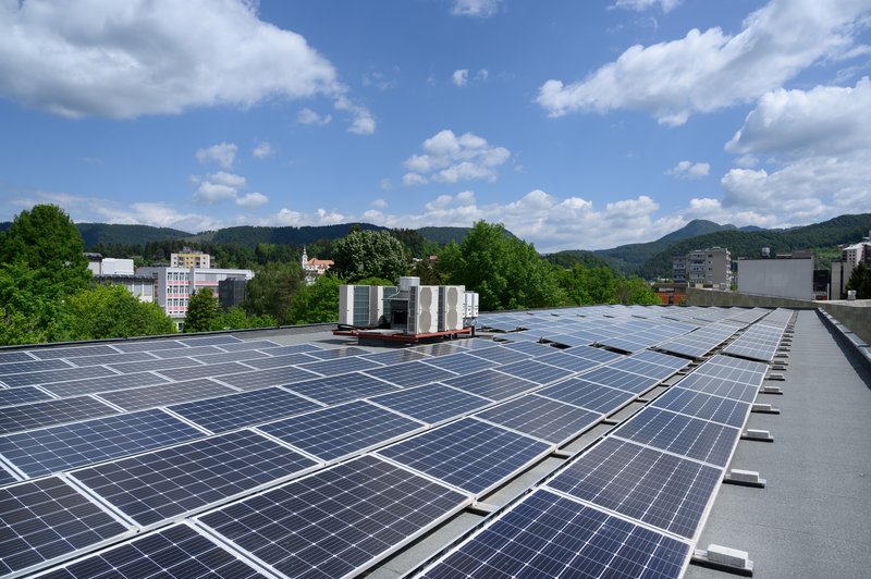 Fotografija: Sončna elektrarna na strehi poslovnega objekta podjetja Mega M proizvaja del električne energije, ki se porabi za ogrevanje in hlajenje ter za polnjenje električnih avtomobilov. FOTO: Miran Kambic