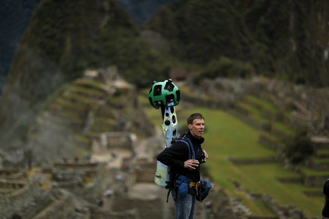 Kraje, ki jih ni mogoče doseči z avtom, Googlovi pohodniki prehodijo z nahrbtniki. FOTO: Pilar Olivares/Reuters