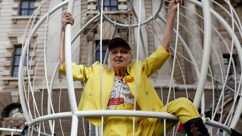 Fotografija: Takole je ekscentrična britanska modna oblikovalka julija lani v Londonu demonstrirala v podporo Julianu Assangeu. Foto Peter Nicholls/Reuters