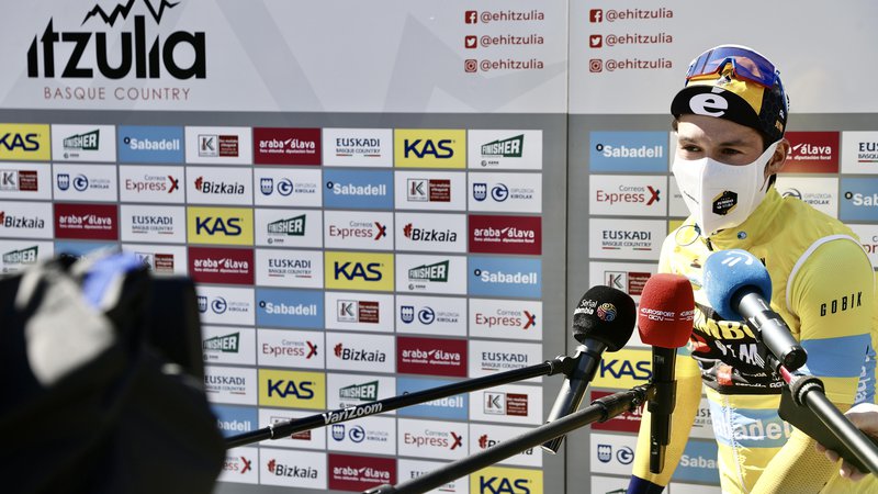 Fotografija: Primož Roglič je ob rumeno majico, vendar sledi še sobotna kraljevska etapa. FOTO: Luis Angel Gomez/Photogomezsport