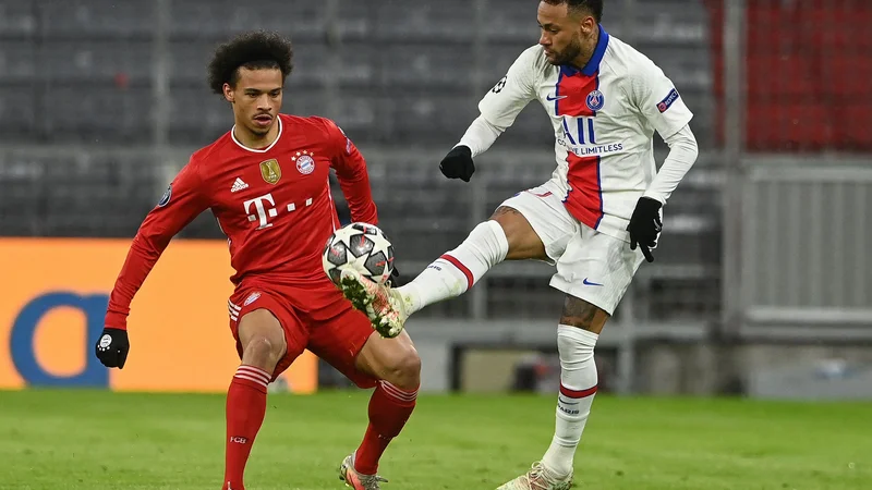Fotografija: Bayernov mladi zvezdnik Leroy Sane (levo) bo imel vParizu priložnost da pokaže, kaj se je lahko naučil od pariškega Brazilca in kralja asistenc v ligi prvakov Neymarja. FOTO: Christof Stache/AFP