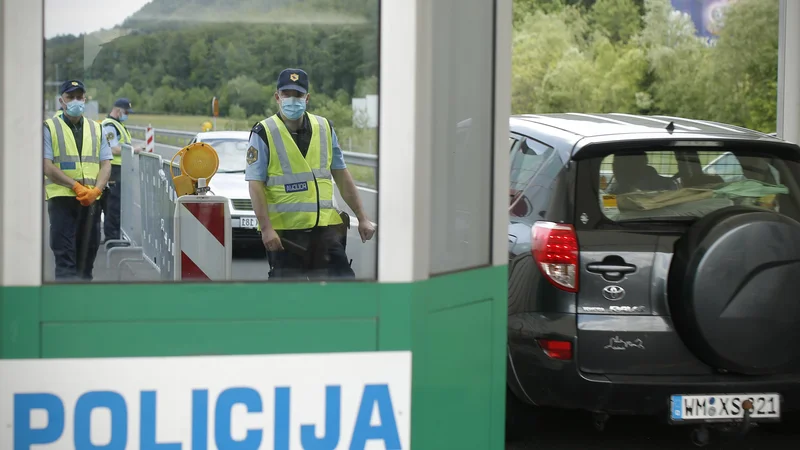 Fotografija: Kontrolna točka na mejnem prehodu Karavanke. FOTO: Jure Eržen/Delo