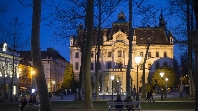 Fotografija: Prejšnji teden smo bili precej potihem in po hitrem postopku sodelavci ljubljanske univerze cepljeni proti covidu-19. Foto Jure Eržen/Delo