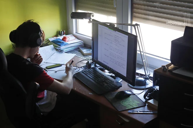 Študenti zdaj ždijo v svojih nekdanjih otroških sobah in jim je odvzeto prav vse: samostojnost, stik z vrstniki, fakulteta kot fizični prostor, ki motivira za učenje, dostop do kavarn, knjižnic in čitalnic, kulture in športa, možnost zaslužka, kreativno prepletanje študijskega in zasebnega ... Foto Leon Vidic/Delo