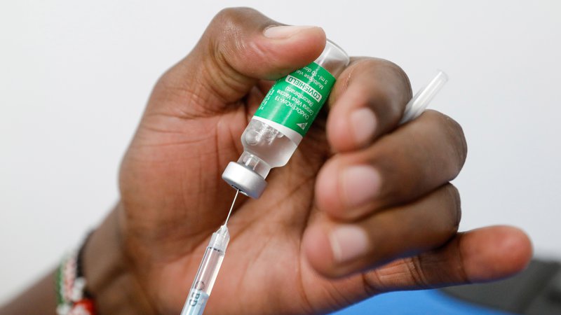 Fotografija: Ne gre zanemariti, da pri dobavi cepiv poteka srdit boj med farmacevtskimi giganti z močnim vplivom. FOTO: Baz Ratner/Reuters