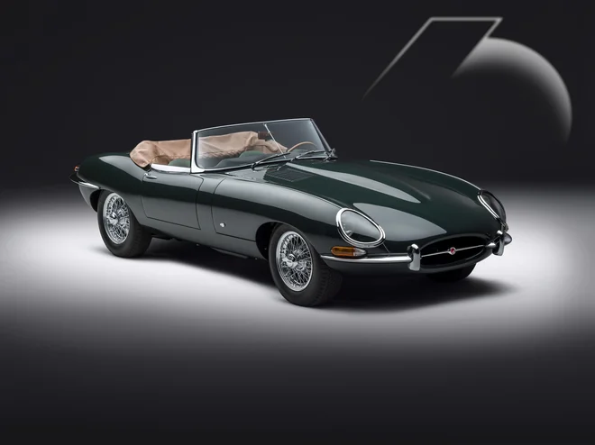 Jaguar E-type praznuje 60 let, pripravili so posebno serijo modela, kot je bil ob predstavitvi, le z nekaterimi drobnimi novodobnimi izboljšavami. Foto Jaguar