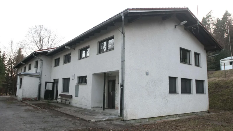 Fotografija: Pri nekdanjih skladiščih v Mokronogu je zdaj odprti oddelek zapora Dob. FOTO: Tomi Lombar