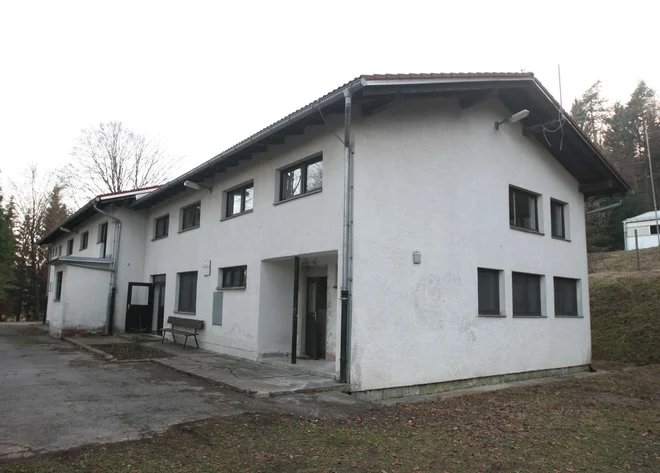 Pri nekdanjih skladiščih v Mokronogu je zdaj odprti oddelek zapora Dob. FOTO: Tomi Lombar