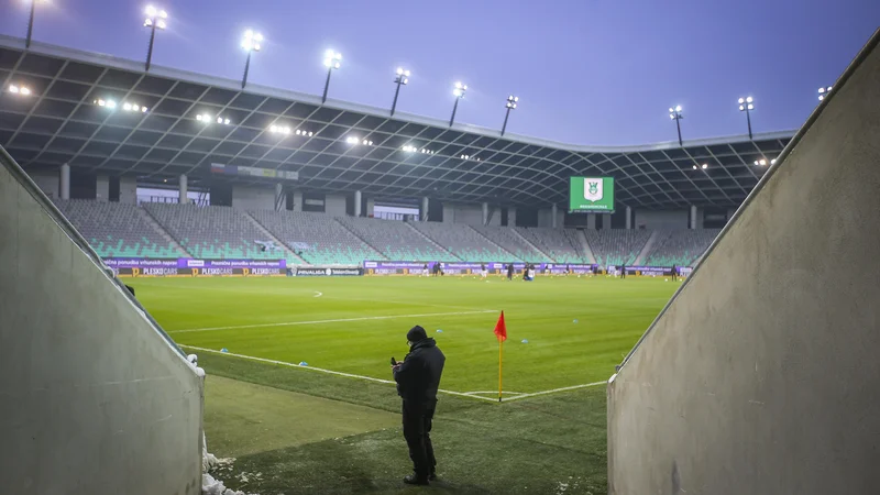 Fotografija: Tribune na nogometnih štadionih samevajo že dobro leto dni. FOTO: Jože Suhadolnik