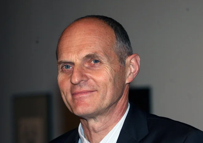 K možnosti kandidiranja je prof. dr. Kranjca povabil predsednik republike in pri tem uporabil zakonsko določbo, da h kandidaturi lahko nagovori kandidata izven javnega poziva. Tako je ravnal tudi v primeru akademika prof. dr. Pavčnika in sedanjega predsednika ustavnega sodišča prof. dr. Kneza. FOTO: Vukelič Ljubo/Delo