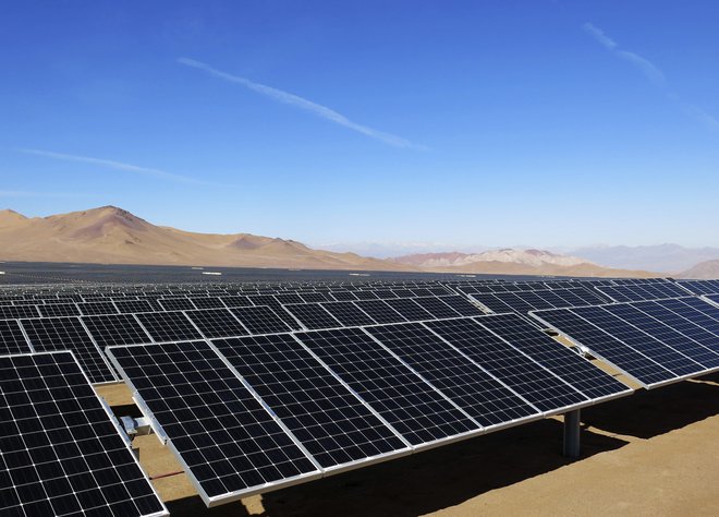Poleg vetrne energije v Čilu stavijo tudi na sonce. V puščavi Atacama so že postavili prve sončne elektrarne. FOTO: Stringer Chile/Reuters