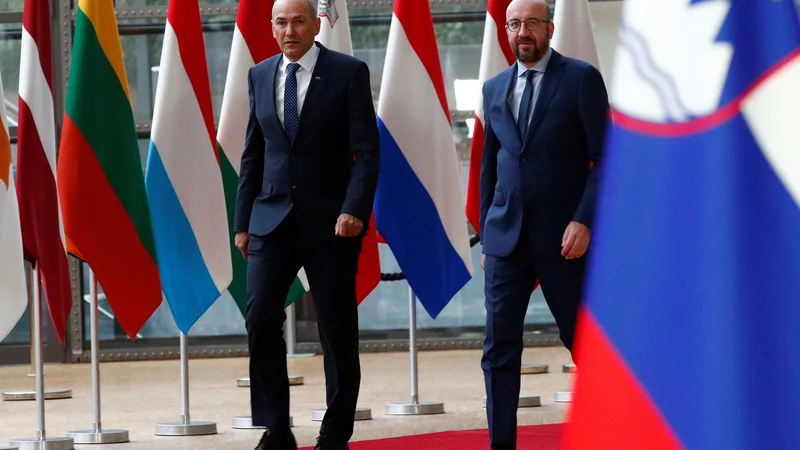 Fotografija: Vsaka organizacija neformalnega vrha EU, ki ga sicer skliče predsednik evropskega sveta Charles Michel (desno), državam gostiteljicam prinaša politični prestiž. FOTO:Francois Lenoir/Afp