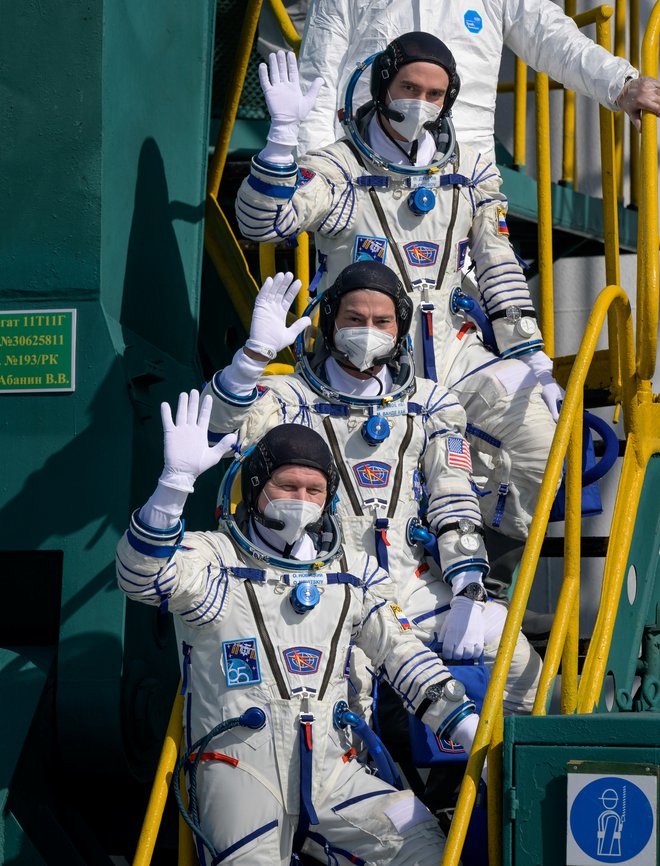 Mark Vande Hei, Oleg Novicki in Pjotr Dubrov. FOTO: NASA/Bill Ingalls/Reuters