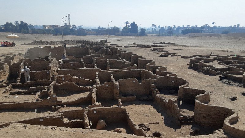 Fotografija: Ostanki okoli 3000 let starega mesta pri Luksorju na fotografiji, ki jo je objavilo Egiptovsko ministrstvo za kulturno dediščino. FOTO: AFP