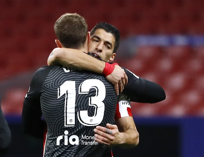 Jan Oblak v Andaluziji ne bodo mogli računati na pomoč kaznovanega napadalca Luisa Suareza, zaradi kazni bosta manjkala tudi Marcos Llorente in Kondogbia. FOTO: Juan Medina/Reuters