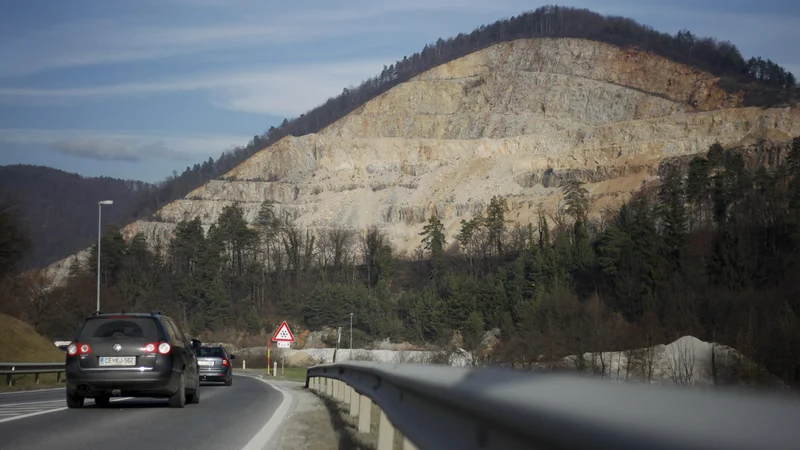 Fotografija: Zanimanja za nakup kamnoloma je veliko, izklicna cena je 13,7 milijona evrov. FOTO: Leon Vidic/Delo