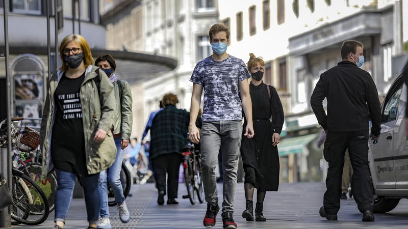Fotografija: Za nekatere ukrepe, na primer nošenje maske na prostem, se je že vnaprej vedelo, da so bolj kot kaj drugega blažev žegen. FOTO: Voranc Vogel/Delo