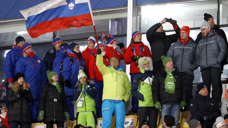 Fotografija: Predsednik države Borut Pahor običajno z zastavo spodbuja slovenske športnike; tako je bilo tudi na zimskih olimpijskih igrah v Pjongčangu 2018. FOTO: Matej Družnik