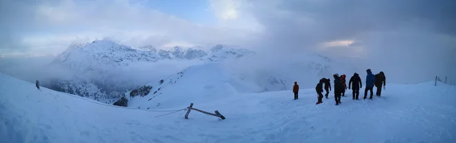 Filmska ekipa med snemanjem. Krvavec ponuja lepši razgled kot ameriško Belo gorovje, kjer se odvija ganljiva zgodba gorske reševalke Pam Bales. Foto IG