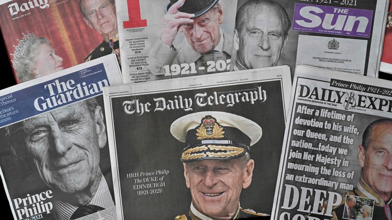 Fotografija: Smrt princa Filipa odmeva v tisku, svoj program so s posebnimi prispevki prilagodile tudi britanske televizijske postaje. FOTO: Glyn Kirk/AFP
