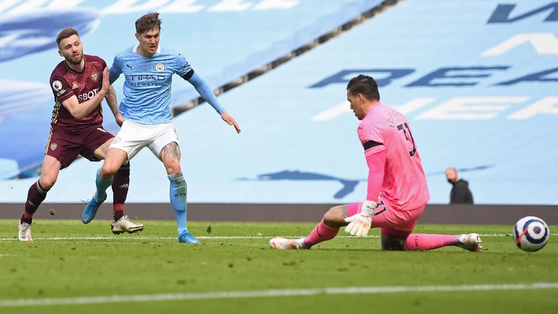 Fotografija: Stuart Dallas (levo) je z dvema zadetkoma, na fotografiji drugi, Leedsu prinesel zmago na gostovanju pri Manchester Cityju. FOTO: Michael Regan/AFP