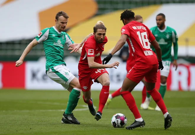 Kevin Kampl (v sredini) je bil podajalec za prvi Leipzigov gol. FOTO: Cathrin Müller/Reuters