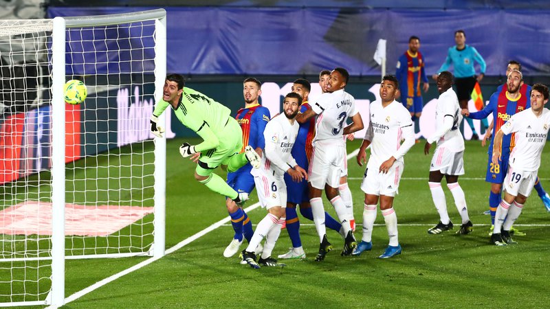 Fotografija: Razburljiv španski nogometni derbi se je razpletel z Realovo zmago in srečnim koncem, ko je Barcelona v zadnjih sekundah zatresla prečko. FOTO: Sergio Perez/Reuters