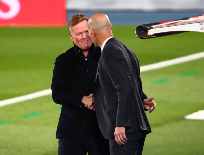 Trenerja Ronald Koeman in Zinedine Zidane gojita visoko medsebojno spoštovanje, toda Nizozemec je bil po tekmi opazno slabše volje kot Francoz. FOTO: Sergio Perez/Reuters