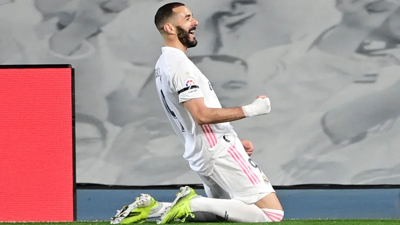 Fotografija: Francoski napadalec Karim Benzema igra v odlični formi, načel je tudi mrežo Barcelone. FOTO: Javier Soriano/AFP