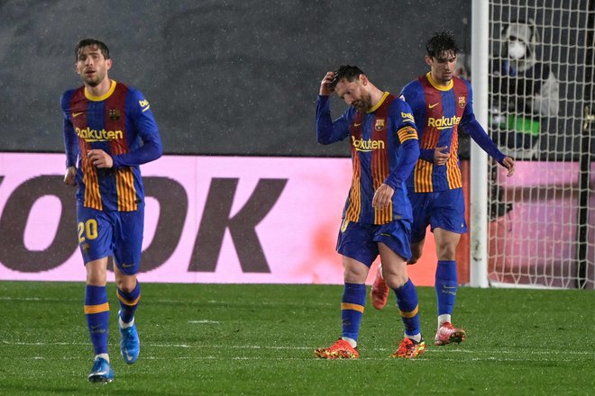 Lionel Messi (v sredini), Sergi Roberto in Pedri so zapustili Madrid s sklonjenimi glavami. FOTO: Javier Soriano/AFP