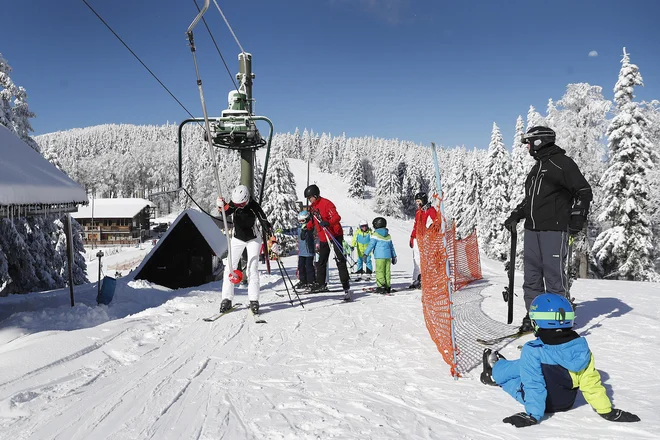 Nekatera smučišča bodo prihodnji teden spet zagnala naprave. FOTO: Leon Vidic/Delo