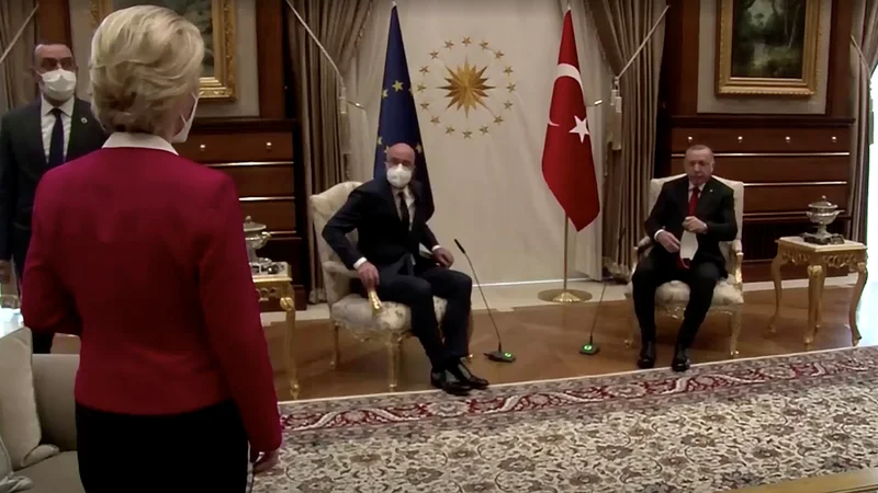 Fotografija: Pojasnila štaba predsednika evropskega sveta, češ da bi vzrok za težave med obiskom v Ankari utegnila biti stroga turška razlaga protokolarnih pravil, po katerih je Charles Michel najvišje rangirani, niso bila najbolj prepričljiva. FOTO: EU/ Reuters