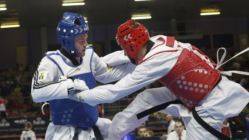 Fotografija: Ivan Trajkovič (levo) je moral v svojem uvodnem dvoboju evropskega prvenstva v Sofiji priznati premoč Ukrajincu Andreju Garbarju. FOTO: Blaž Samec