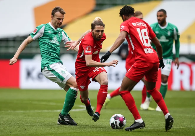 Kevin Kampl (v sredini) je bil motor igre Leipziga na gostovanju v Bremnu. FOTO: Cathrin Mueller/AFP