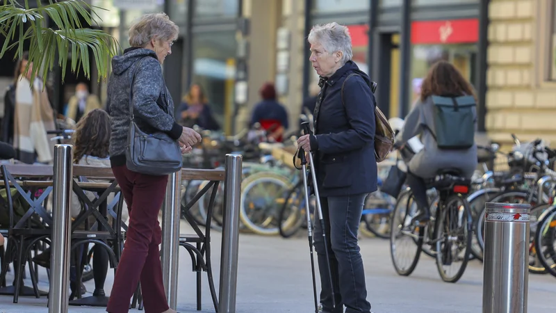 Fotografija: Staranje prebivalstva močno vpliva na vsakdanje življenje ljudi in celotno družbo. Foto Jože Suhadolnik