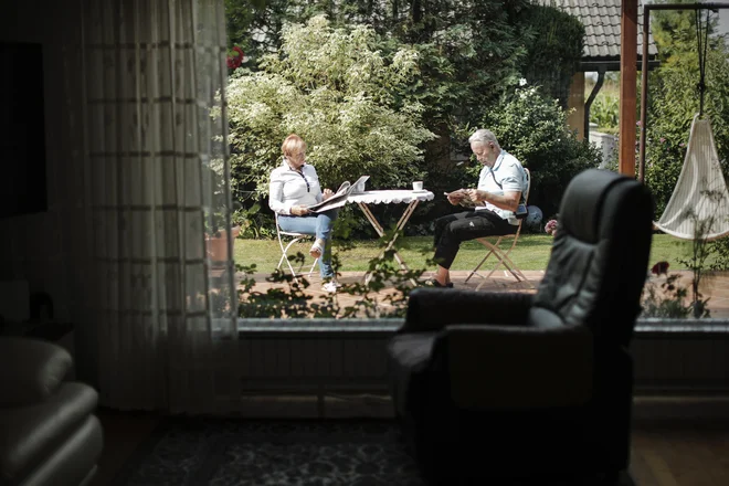 Večje število upokojencev in manjše število delovno sposobnega prebivalstva lahko privedeta do višjih prispevkov in nižjih pokojnin. Foto Uroš Hočevar/Delo