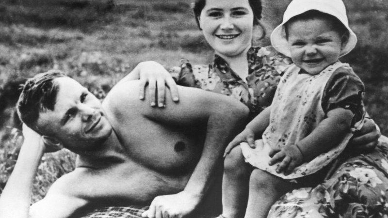 Fotografija: Jurij Gagarin z ženo Valentino in hčerko Jeleno junija 1960. Leto pozneje se jima je rodila še Galina. FOTO: Afp