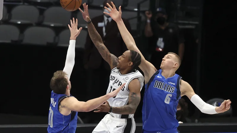 Fotografija: Luka Dončić, DeMar DeRozan in Kristaps Porzingis so bili osrednji možje teksaškega derbija v Dallasu, ki je pripadel gostom iz San Antonia. FOTO: Kevin Jairaj/Usa Today Sports