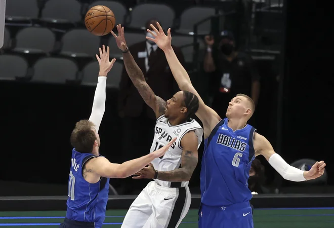 Luka Dončić, DeMar DeRozan in Kristaps Porzingis so bili osrednji možje teksaškega derbija v Dallasu, ki je pripadel gostom iz San Antonia. FOTO: Kevin Jairaj/Usa Today Sports