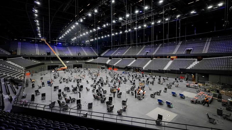 Fotografija: Priprave v rotterdamski areni Ahoy so že v polnem teku. FOTO: Robin Van Lonkhuijsen/Afp