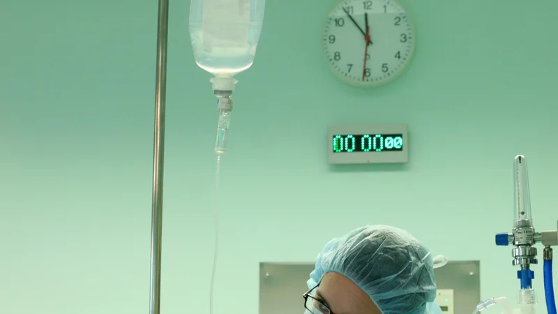 Fotografija: Pet pred dvanajsto – prizor iz operacijske dvorane na Onkološkem inštitutu bi lahko posneli kjerkoli v zdravstvu. Foto Jure Eržen