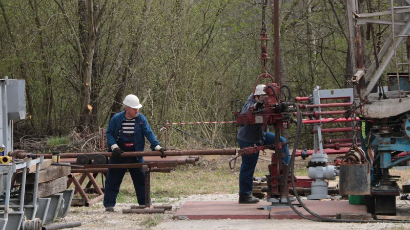 Fotografija: Vrtalci Petrola Geo so se znova vrnili raziskovat vrtino s toplo vodo Mt-2 v Rimski Čardi. FOTO: Jože Pojbič/Delo