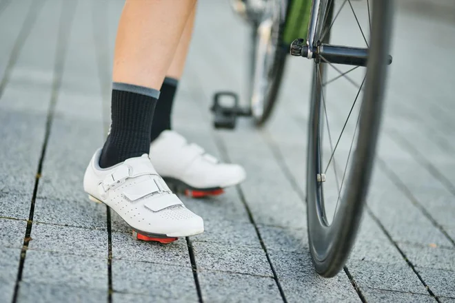 Ne samo lažje tudi varnejše je kolesarjenje z ustreznimi kolesarskimi čevlji. FOTO: Shutterstock