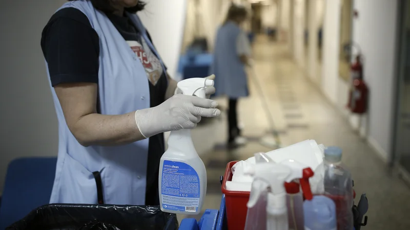 Fotografija: Lani so samo prejemniki minimalne plače v javnem sektorju dobili višji regres od najnižjega določenega. FOTO: Blaž Samec/Delo