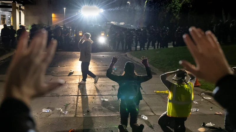 Fotografija: Protestniki v Minneapolisu pozivajo policijo, naj ne strelja. FOTO: Kerem Yucel/AFP