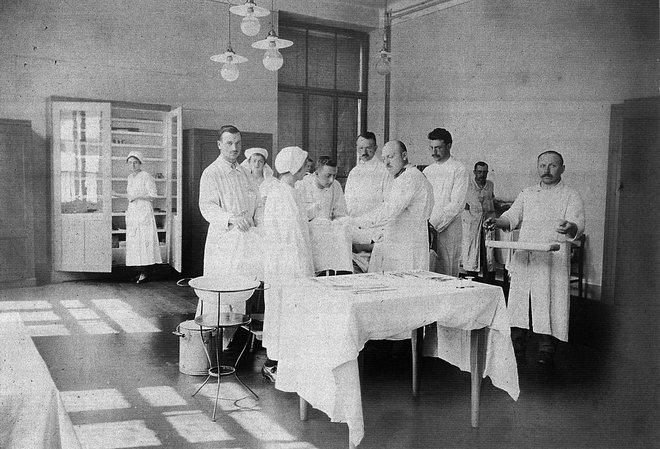Dr. Otto Hawlina (1876–1931) z osebjem med kirurškim posegom v ljubljanski vojaški bolnišnici FOTO: arhiv družine Hawlina