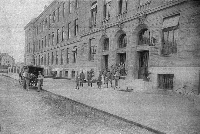 Velika obrtna šola na Aškerčevi cesti je med prvo svetovno vojno postala osrednja ljubljanska vojaška bolnišnica. FOTO: arhiv družine Hawlina